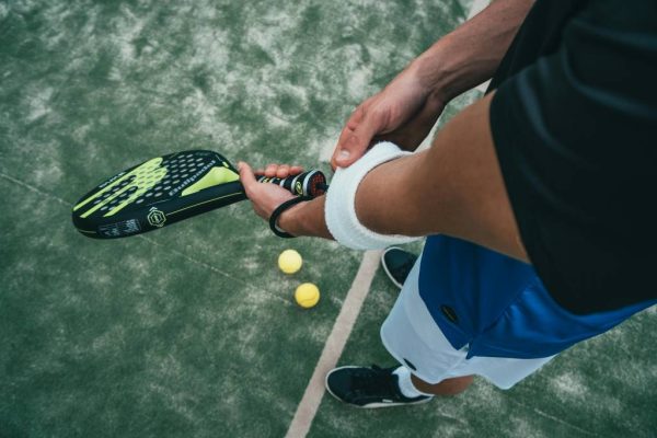 Raquette padel prix : comment profiter des promotions sans se tromper